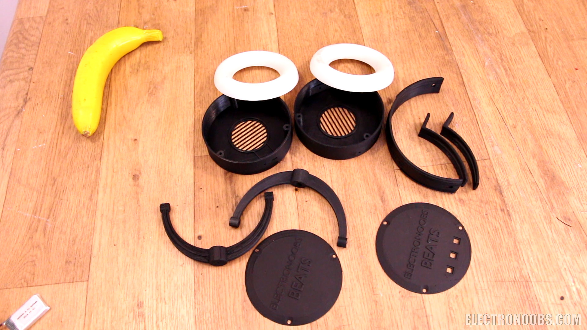 Custom 3D-printed Bluetooth headphones eliminating FM hiss, with DIY circuit and schematic.